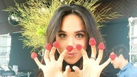 Calon istri Pangeran Harry ini ternyata sangat ceria. Lihat saja gayanya memakan delapan buah raspberry ini. Ditaruh di jari lalu berpose imut. Foto: Instagram @meghanmarkle_hd