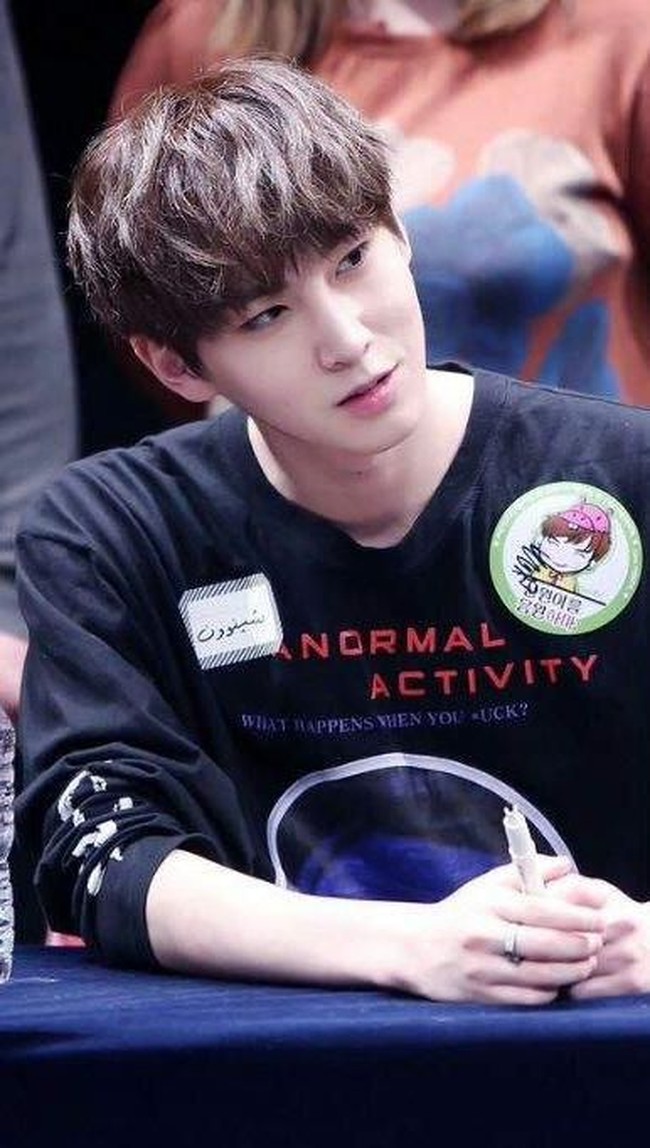 Shinwon PENTAGON punya dada dengan lebar 53 cm. Selain dada bidang, Shinwon juga memiliki perut sixpack yang sering dipamerkannya.  (Foto: Istimewa)