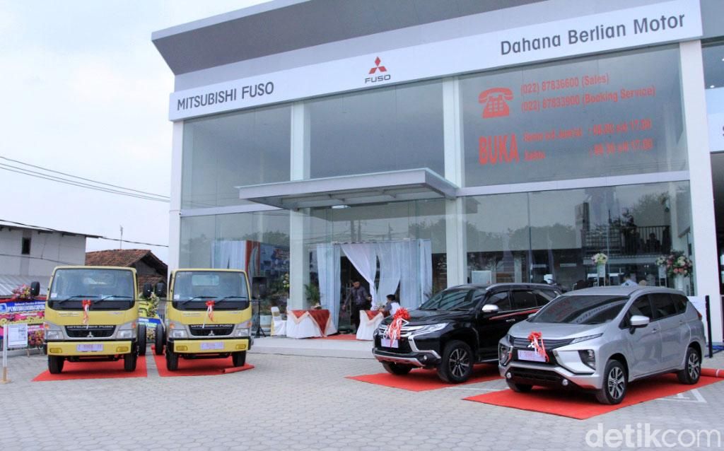 Seiring pesat perkembangan dan persaingan otomotif di Jawa Barat, Mitsubishi terus melebarkan sayapnya dengan membuka dealer baru di Jalan Raya Bandung Garut KM 20, tepatnya di Rancaekek, Kabupaten Bandung, Kamis (3/5/2018).