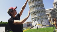 Saat di Italia, Tom Holland pernah berfoto di Menara Pisa. Siapa yang pernah foto dengan pose seperti ini juga? (tomholland2013/Instagram)