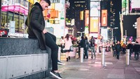 Chamberlain, diketahui sering bepergian dengan gaya fesyen yang stylish. Salah satunya saat di Times Square, New York (alexoxchamberlain/Instagram)