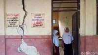 Pihak sekolah juga mengatakan, penggunaan sekolah nyaris ambruk ini hanya untuk pelaksanaan Ujian Nasional selama 3 hari. Mereka mengaku tidak berdaya dan bingung mau protes ke mana. Apalagi, informasinya bangunan sekolah masih dalam proses lelang di Pemkab Serang.