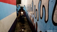 Beberapa gang sempit lainnya juga dihiasi seni mural yang indah.