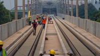 Salah satu fokus penyelesaian pembangunan infrastruktur fisik kereta MRT Jakarta adalah pemasangan rel kereta. Istimewa/Instagram/@williamsabandar.