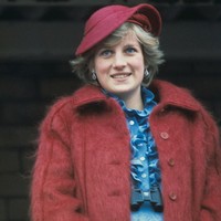 Beberapa gaya ikonik lainnya termasuk topi velvet dan mantel aksen bulu. Foto: Getty Images