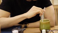 Makan di restoran Jepang, Roy terlihat asyik minum ocha. Posenya pada foto ini banyak yang bilang mirip penyanyi Vidi Aldiano. Setuju nggak? Foto: instagram @roykiyoshi