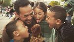 Ini Pose Seru Oka Antara Ketika Menikmati Makanan Bareng Keluarga