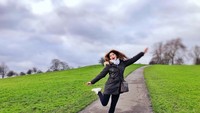 Seru juga nih gaya Tamara foto ceria di Primrose Hill, bukit hijau yang berada di Regents Park, London (tamarableszynskiofficial/ Instagram)