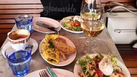 Tuh kan, makan salad lagi. Eits, tapi kali ini ia melahap saladnya dengan omelette, secangkir kopi latte, dan segelas white wine. Foto: Instagram @meghanmarkle_hd