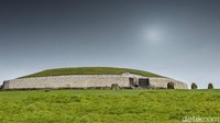 Dari hasil penelitian disebutkan, bahan bangunan Newgrange tidak menggunakan logam. Semuanya menggunakan gundukan batu granit mencapai 200 ton (carnwaj/Instagram)