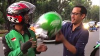 Seorang Koki Masak akan selalu memuaskan selera lidahnya sendiri terlebih dahulu agar dia yakin masakannya bisa dinikmati oleh konsumennya. Kombinasi Orang yang sangat humble dan orang yang ingin selalu memastikan produk kreasinya termonitor adalah Nadiem Makarim. Kemana-mana naik Gojek. Sehabis mengunjungi Bekraf pun beliau pergi ke pinggir jalan untuk menyambut Gojek yang dipesannya. Pesan yang bisa diambil untuk kita semua dari kejadian ini adalah hidup jangan terlalu dijajah gengsi, tulis Triawan dalam akun instagramnya. Foto: Pool (Instagram)