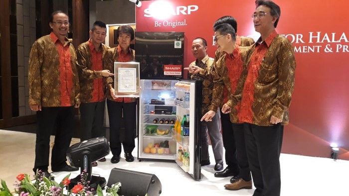 Foto: Sharp Keluarkan Kulkas Bersertifikat Halal (Tia Reisha/detikcom) Foto: Sharp Keluarkan Kulkas Bersertifikat Halal (Tia Reisha/detikcom)