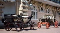 The Ascot Landau (kiri) akan digunakan pada saat cuaca cerah di hari pernikahan Pangeran Harry dan Meghan Markle, dan The Scottish State (kanan) kereta kuda yang akan digunakan pada saat cuaca hujan. Victoria Jones/via Getty Images.