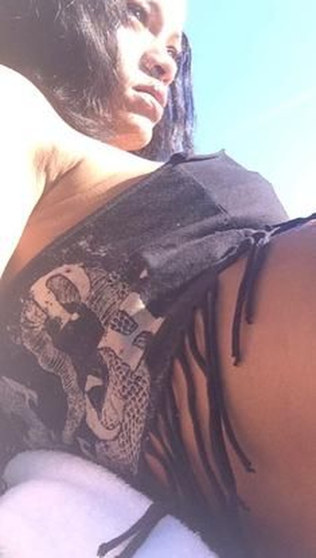 Pujian mendominasi kolom komentar. Banyak di antara netizen yang terinspirasi oleh Rihanna karena tampil apa adanya. Kalau Rihanna tidak mencukur bulu kakinya, aku juga tidak akan mencukur bulu kakiku, tulis @girlinkpen. (Foto: Instagram/Rihanna)