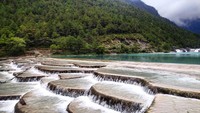 Di salah satu sisi danau terdapat teras melingkar layaknya Pamukkale Water Terrace di Turki. Susunan teras melingkar ini menjadikan Blue Moon Valley nampak makin cantik untuk difoto (fajarirwan/Instagram)