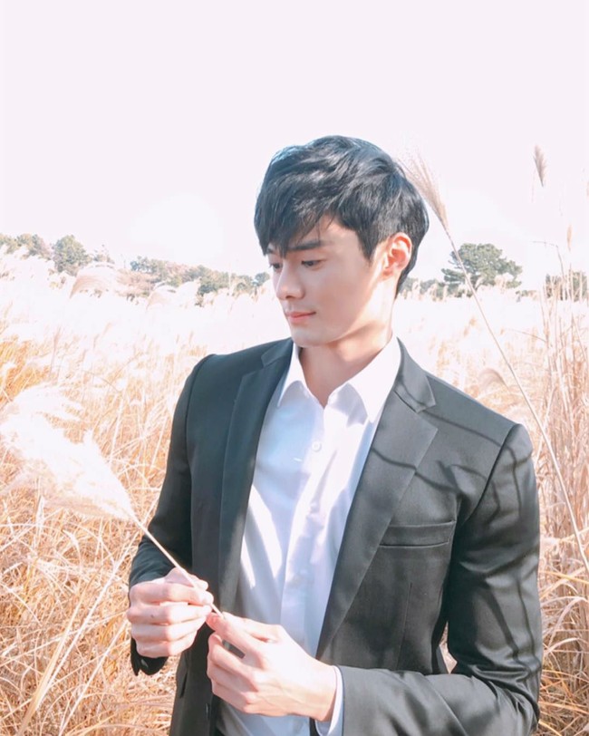 Pakai setelan jas, Lee Seung Hwan terlihat keren dan tampan. Foto: Instagram