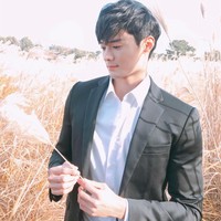 Pakai setelan jas, Lee Seung Hwan terlihat keren dan tampan. Foto: Instagram