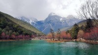 Nggak percaya? Coba bayangkan kumpulan air yang berwarna toska lembut, kabut di belakang pegunungan dan pepohonan di sekelilingnya. Inilah gambaran seksi dari Blue Moon Valley (charles_wang_sg/Instagram)