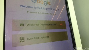 Setelah itu, tamu yang ada juga harus mengisi nama mereka dan nama yang mengundang ke kantor Google Indonesia. Nanti ada name tag yang harus dikenakan saat berada di kantor ini. (Foto: detikINET/Agus Tri Haryanto)