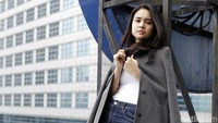 Michelle Ziudith tampil menawan dengan blazer abu-abu, kaus putih dan jeans.