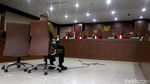 Eks Dirjen Hubla Menangis saat Baca Pledoi