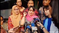 Kedatangan Fera ke Polda Metro Jaya saat lapor ke polisi juga disorot netizen. Saat itu dia memakai gelang yang sama di tangan kanan. (Foto: Kanavino Ahmad Rizqo/detikcom)