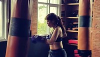 Selain TRX, ia juga menyukai olahraga tinju. Luar biasa! (Foto: Instagram/rianaree)