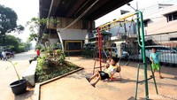 Sejumlah fasilitas bermain anak melengkapi RPTRA ini.