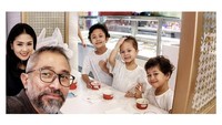 Bersama dengan tiga jagoan, Lukman Sardi dan sang istri pun terlihat asyik berkumpul sambil menemani anak-anaknya mencicip es krim. Foto: Instagram @lukmansrd