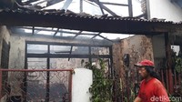 Sumber api diduga akibat kebocoran gas elpiji. Selain menghanguskan puluhan rumah, tercatat empat orang terdiri satu warga dan tiga petugas pemadam mengalami luka bakar dalam kejadian kebakaran ini. (Foto: Dony Indra Ramadhan/detikcom).