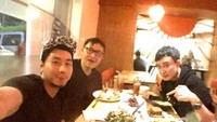 Makan bersama dua temannya, Roy tak melewatkan waktu buat selfie dulu. Menu makannya apa ya itu, kok banyak banget. Foto: instagram @roykiyoshi