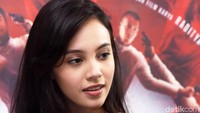 Meskipun make upnya sangat simpel, penampilan Anggika Bolsterli tetap mencuri perhatian. Foto: Pool/Noel/detikHOT