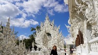 Tamara berfoto di Wat Rong Khun, kuil putih nan megah yang ikonik dengan Thailand. Cantik ya? (tamarableszynskiofficial/ Instagram)