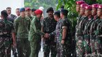 Foto: Jokowi Berbaju Loreng dan Berbaret