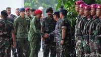 Selain Presiden Jokowi, Sultan Brunei Darussalam Sultan Haji Hassanal Bolkiah juga menghadiri acara pertunjukan kemampuan khusus anggota TNI di Mabes TNI. Sultan Bolkiah juga mengenakan kostum militer.