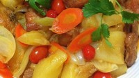 Selain dengan nanas, @vonny_tanjaya sengaja memadukan ayam goreng tepungnya dengan potongan wortel dan tomat ceri. Katanya rasanya asam manis poll! Foto: Istimewa