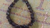 Salah seorang pedagang Toko Umi Haikal di Blok C bernama Aby cerita soal gelang kokka ini. Menurut dia, cukup banyak orang yang membeli gelang ini sebagai oleh-oleh setelah menunaikan ibadah haji atau umrah.