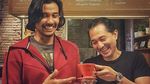 Begini Gaya Lukman Sardi Saat Ngopi di Kafe hingga Pinggir Pantai