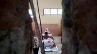 Polres Serang telah menyediakan tenda untuk kegiatan belajar-mengajar. Namun, untuk kenyamanan saat ujian 10 murid tersebut ditempatkan di dalam kelas yang nyaris ambruk. Bahtiar/detikcom.