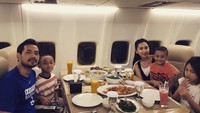 Makan malam di dalam restoran bertema pesawat, jadi pilihan Oka untuk mengajak anak-anak dan sanga istri makan seafood bersama. Foto: Instagram @oks_antara