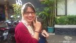Foto: Susi Ferawati Tunjukkan Gelang yang Disebut #GelangKode