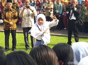 Ciatt...! Siswi SMA Ini Pamer Kebolehan Silat di Depan Jokowi