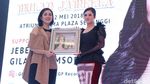 Mulan Jameela Serba Hitam di Atas Panggung