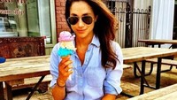 Sepertinya saat itu sedang musim panas. Begini gayanya saat melahap es krim cone tiga rasa, mengenakan kemeja denim, hotpants, dan sunglasses. Foto: Instagram @meghanmarkle8 Foto: Instagram @meghanmarkle_hd