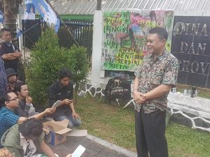 Juara Baca Puisi Dihadiahi Serbet, Seniman Demo Pemprov Banten