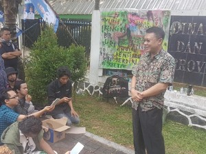 Juara Baca Puisi Dihadiahi Serbet, Seniman Demo Pemprov Banten
