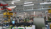 Pengunjung awalnya melihat ruang logistik. Setelah itu, masuk ke line pembuatan chassis hingga digabungkan dengan kabin. Foto: Idham Kholid