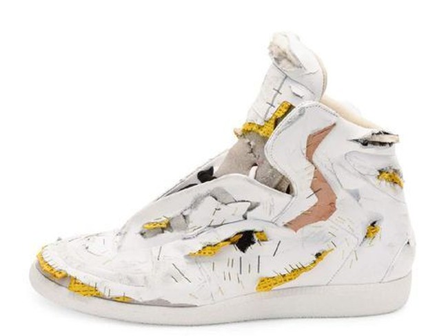 Sneakers rusak lainnya pernah dijual oleh Maison Margiela yang dinamakan Future Destroyed High Top Sneakers. Sepatu compang-camping itu dijual dengan harga USD 1.425 atau hampir Rp 19 jutaan. Foto: Ist.