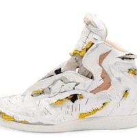 Sneakers rusak lainnya pernah dijual oleh Maison Margiela yang dinamakan Future Destroyed High Top Sneakers. Sepatu compang-camping itu dijual dengan harga USD 1.425 atau hampir Rp 19 jutaan. Foto: Ist.