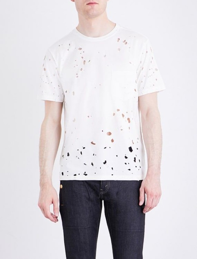 Punya kaus polos di rumah? Coba deh bikin berlubang seperti T-shirt Selfridges ini yang dijual 425 pounds atau Rp 8 juta. Foto: Ist.